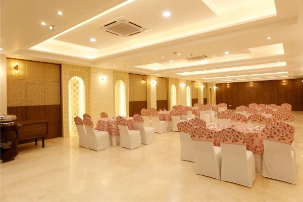 Round Table Cluster Setup for Social Gatherings